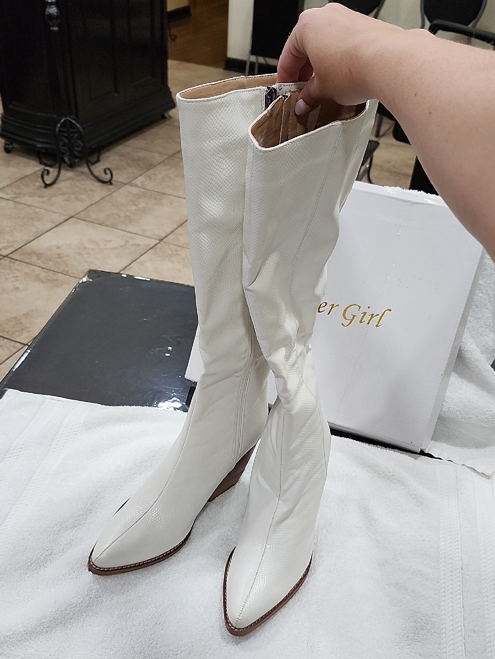 ARIDER GIRL WHITE KNEE-HIGH PPOINTED TOE BOOTS AND SNAKESKIN TEXTURE